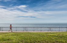 Μια δρομέας που τρέχει δίπλα στη θάλασσα.