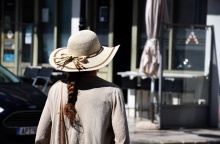 Καιρός: Γυναίκα με καπέλο