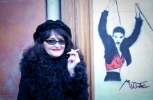 Η Γαλλίδα καλλιτέχνις του δρόμου, Miss. Tic