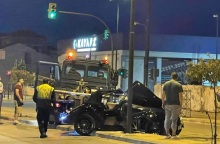 Τροχαίο: Πολυτελές αυτοκίνητο «καρφώθηκε» σε κολώνα στη Λάρισα