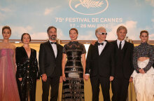 Το καστ του «Crimes of the Future» στην προβολή της ταινίας. Φωτ. AP/Petros Giannakouris