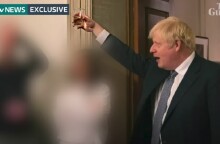 Partygate: Ο Μπόρις Τζόνσον σηκώνει το ποτήρι του και κάνει πρόποση σε ένα από τα πάρτι που έγιναν εν μέσω lockdown στη Ντάουνινγκ Στριτ