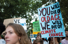 Πλακάτ με το σύνθημα «You’ll die of old age. I’ll die of climate change»