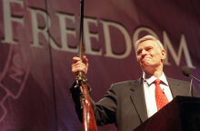 Ο Τσάρλτον Ήστον επιφάνες μέλος της ΝΡΑ