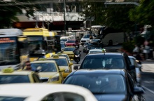 Μποτιλιάρισμα - Αυτοκίνητα το ένα πίσω από το άλλο αναμένουν να κινηθούν