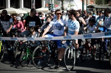 Ποδηλατικός γύρος της Αθήνας: Ποδηλάτες αναμένουν το σήμα εκκίνησης