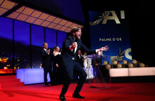 O Ρούμπεν Έστλουντ, σκηνοθέτης του Triangle of sadness, πανηγυρίζει στις Κάννες για τον Χρυσό Φοίνικα