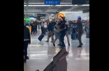 Επιβάτες παίζουν ξύλο για μια βαλίτσα στο αεροδρόμιο του Δουβλίνου