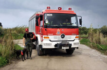 Πυροσβέστης της ΕΜΑΚ με ειδικά εκπαιδευμένο σκύλο