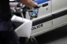 Νεκρή γυναίκα στη Σαλαμίνα με τους αστυνομικούς να ανακρίνουν τον γιο της