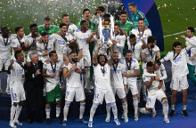 Ο Μαρσέλο της Ρεάλ Μαδρίτης σηκώνει την κούπα του Champions League στο Παρίσι