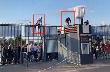 Οπαδοί πηδούν τα κάγκελα για να δουν τον τελικό Champions League 2022