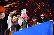 Οι Kalush Orchestra μετά τον τελικό της Eurovision 2022 κρατούν το τρόπαιο