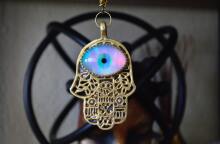 Μάτιασμα - Ξεμάτιασμα: Όλα για το «μάτι» - Τι είναι, πώς φεύγει, ποια η πρόληψη, τι λέει η εκκλησία και η επιστήμη.