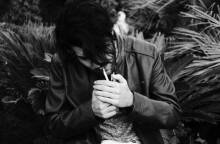 Ασπρόμαυρη φωτογραφία άντρα που καπνίζει