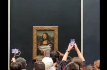 Τζοκόντα - Μόνα Λίζα: Επισκέπτες του μουσείου απαθανατίζουν τον διάσημο πίνακα του Λεονάρντο Ντα Βίντσι μετά την επίθεση με τούρτα