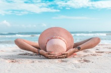 Ένα κορίτσι στην παραλία. 