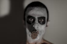 Άνθρωπο με πολλά τσιγάρα στο στόμα