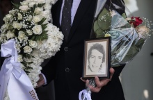 Κηδεία Δάκη: Η φωτογραφία του τραγουδιστή στην πομπή μπροστά από το φέρετρο