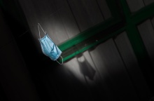 Μάσκα προστασίας από τον κορωνοϊό που κρέμεται