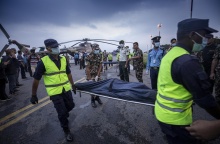 Συντριβή αεροσκάφους στο Νεπάλ: Οι αρχές μεταφέρουν τα πτώματα των επιβατών