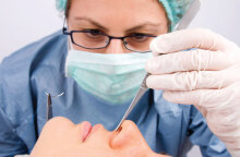 Γιατρός κάνει επέμβαση σε μύτη γυναίκας