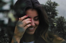 Ένα κορίτσι γελάει. 