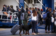 Πολίτες περιμένουν να επιβιβαστούν στο πλοίο