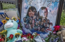 Λουλούδια και φωτογραφίες των θυμάτων που δέχθηκαν πυροβολισμούς σε σχολείο του Τέξας στις ΗΠΑ