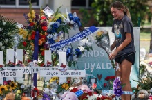 Γυναίκα θρηνεί στο σημείο που δολοφονήθηκαν μαθητές στο Τέξας μετά από ένοπλη επίθεση