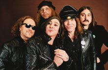 Φωτογραφία με τα μέλη των Hellacopters.