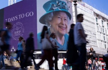 Βασίλισσα Ελισάβετ - Αφίσα της στο κέντρο του Λονδίνου