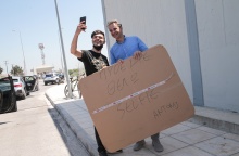 Ο Κυριάκος Μητσοτάκης βγάζει selfie με πολίτη στην Κω