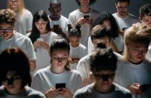 Άνθρωποι σκυμμένοι στα κινητά τους