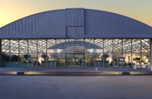 Στην είσοδο του "The Experience Centre"