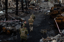 Ουκρανοί στρατιώτες στην κατεστραμμένη Μπούτσα  