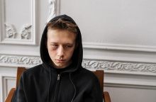 Έφηβος με μαύρο φούτερ και μελανιασμένα μάτια