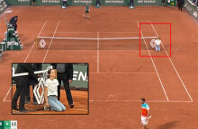 Η νεαρή ακτιβίστρια στο Roland Garros με το μπλουζάκι «Έχουμε ακόμα 1.028 μέρες»