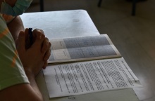 Πανελλήνιες 2022: Υποψήφιος διαβάζει τα θέματα και κρατά στο θρανίο του το τετράδιο