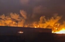Ασπρόπυργος - φωτιά: Φλόγες πάνω από το εργοστάσιο πλαστικών