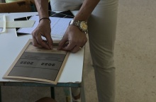 Πανελλήνιες 2022: Επιτηρητής καλύπτει τα στοιχεία υποψηφίου στο τετράδιο απαντήσεων