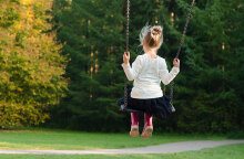 Παιδί στην εξοχή κάνει κούνια