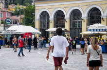 Πολίτες κάνουν βόλτα στο κέντρο της Αθήνας