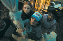 Φωτογραφία με το cast της τέταρτης σεζόν του Stranger Things.