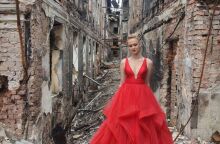 Άννα Επίσεβα, η μαθήτρια με το κόκκινο φόρεμα στην Ουκρανία