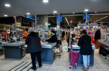 Αγίου Πνεύματος 2022: Πολίτες στο ταμείο σούπερ μάρκετ