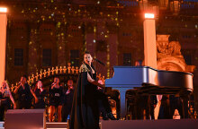 Η Αλίσια Κις ερμηνεύει στο πιάνο τραγούδια της στη συναυλία για τη βασίλισσα Ελισάβετ στο Λονδίνο