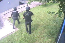 Αστυνομικοί μπαίνουν στη βίλα με την κοκαΐνη στη Θεσσαλονίκη