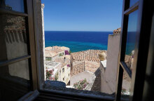 Η πανέμορφη Μονεμβασιά προσελκύει εκδρομείς το τριήμερο του Αγίου Πνεύματος