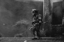 Πυροσβέστης επιχειρεί σε φωτιά σε σπίτι